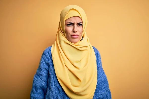 Mladá Krásná Brunetka Muslimka Nosí Arabsky Hidžáb Přes Izolované Žluté — Stock fotografie