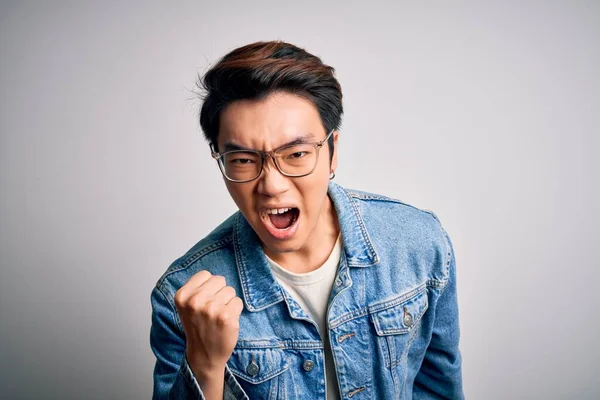 Joven Hombre Chino Guapo Con Chaqueta Mezclilla Gafas Sobre Fondo — Foto de Stock