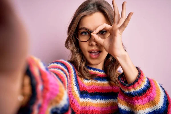 Menina Loira Jovem Usando Óculos Tirando Uma Foto Selfie Mesma — Fotografia de Stock