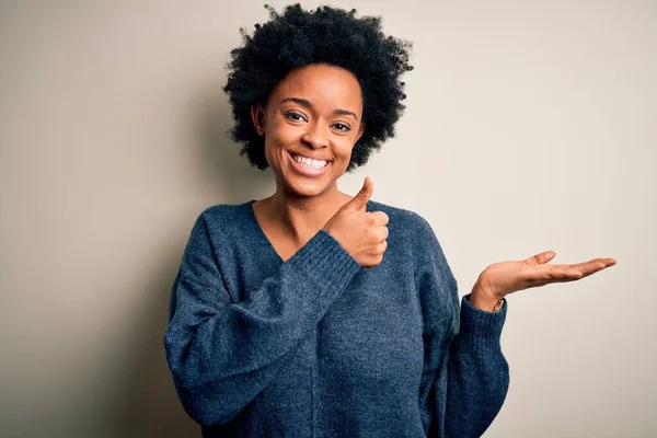 Fiatal Gyönyörű Afro Afro Göndör Haj Visel Alkalmi Pulóver Mutasd — Stock Fotó