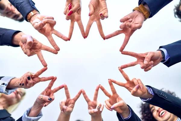 Grupo Trabajadores Negocios Pie Haciendo Símbolo Con Los Dedos Juntos — Foto de Stock