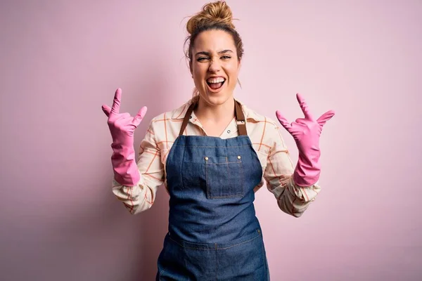 Junge Schöne Blonde Putzfrau Bei Der Hausarbeit Mit Arpon Und — Stockfoto