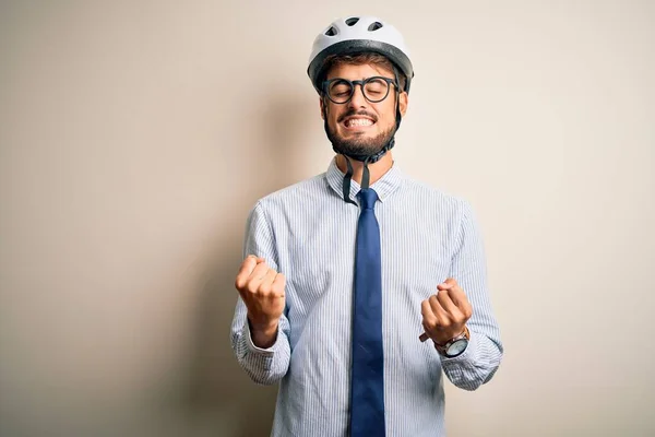 孤立した白い背景の上に立っている眼鏡や自転車のヘルメットを身に着けている若いビジネスマンは非常に幸せと腕を上げて勝者のジェスチャーを行う興奮 笑顔と成功のために叫んで お祝いのコンセプト — ストック写真