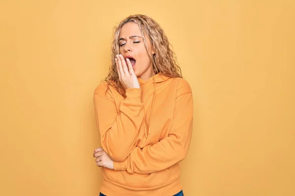Junge Schöne Blonde Sportliche Frau Lässigem Sweatshirt Über Gelbem Hintergrund — Stockfoto