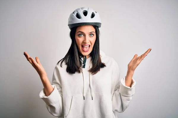 青い目をした若いサイクリストの女性は 孤立した白い背景の上に自転車用ヘルメットを身に着けていました 勝者のコンセプト — ストック写真