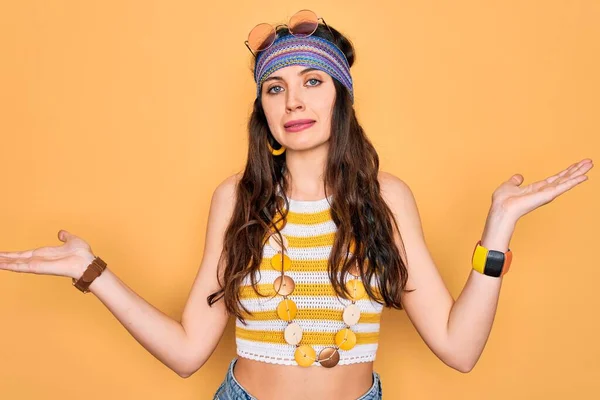 Joven Mujer Hippie Hermosa Con Ojos Azules Con Accesorios Gafas —  Fotos de Stock