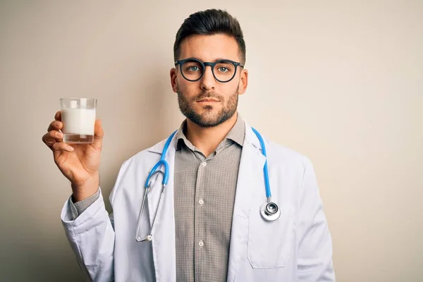 청진기를 곳에서 우유를 한잔들고 의사가 얼굴을 진지하게 생각하는 자신있게 표현하고 — 스톡 사진