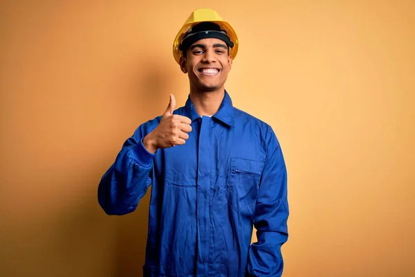Młody Przystojny Afrykański Robotnik Niebieskim Mundurze Hełmie Wykonujący Gesty Ręką — Zdjęcie stockowe