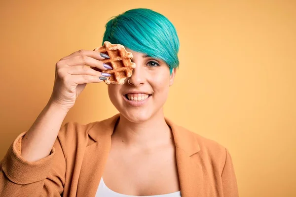 Junge Frau Mit Blauem Modehaar Mit Köstlichem Wffle Über Gelbem — Stockfoto