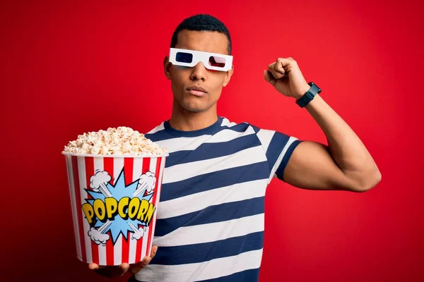 Joven Hombre Afroamericano Guapo Viendo Películas Usando Gafas Comiendo Palomitas —  Fotos de Stock