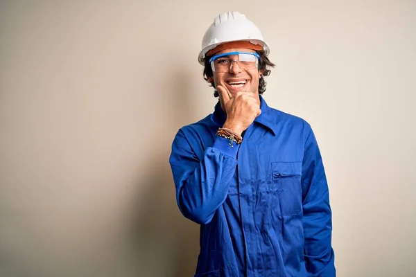 Jonge Constructeur Man Draagt Uniform Veiligheidshelm Geïsoleerde Witte Achtergrond Kijken — Stockfoto
