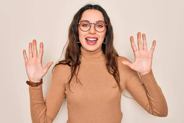 Jeune Belle Femme Portant Pull Col Roulé Décontracté Des Lunettes — Photo