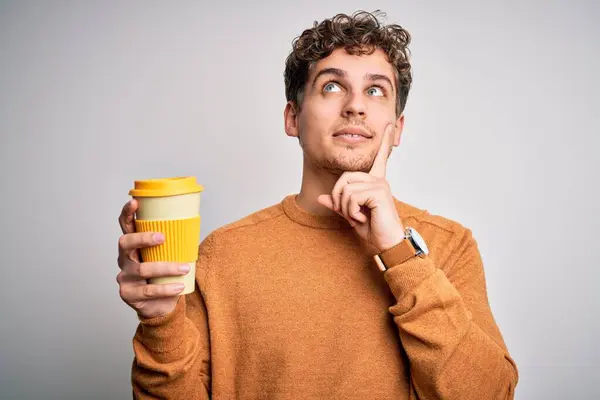 Jeune Homme Blond Avec Les Cheveux Bouclés Boire Une Tasse — Photo