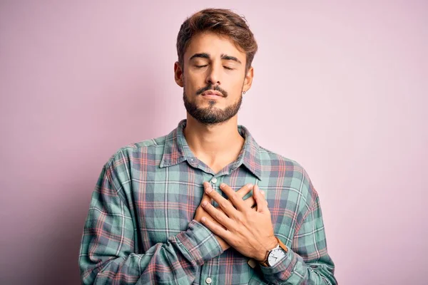 Jeune Homme Beau Avec Barbe Portant Chemise Décontractée Debout Sur — Photo