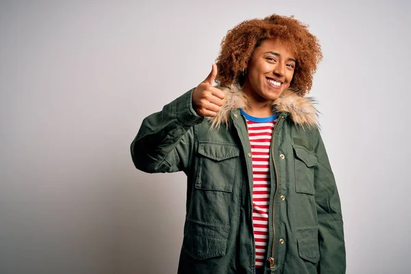 Giovane Bella Donna Afroamericana Con Capelli Ricci Indossando Cappotto Invernale — Foto Stock