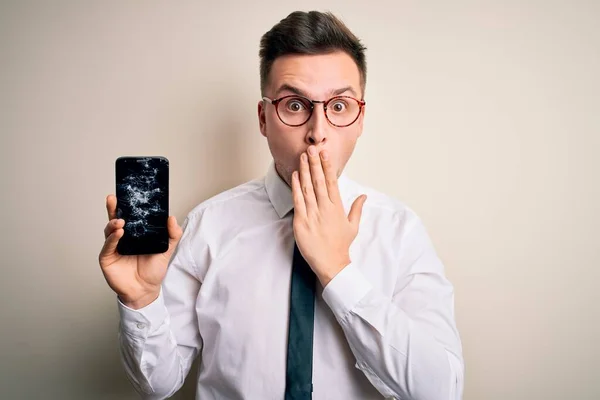 Joven Hombre Caucásico Guapo Sosteniendo Teléfono Inteligente Con Pantalla Rota —  Fotos de Stock