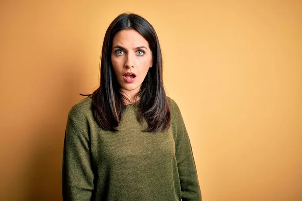 Jonge Brunette Vrouw Met Blauwe Ogen Dragen Groene Casual Trui — Stockfoto