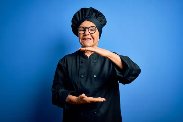 Senior Hermosa Mujer Chef Pelo Gris Con Uniforme Cocina Sombrero —  Fotos de Stock