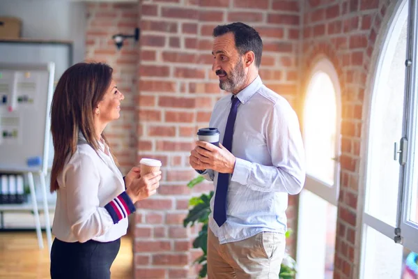 Dos Trabajadores Mediana Edad Sonriendo Felices Confiados Pie Con Sonrisa — Foto de Stock