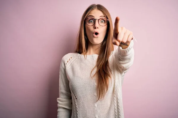 Young Beautiful Redhead Woman Wearing Casual Sweater Glasses Pink Background — Stock Photo, Image