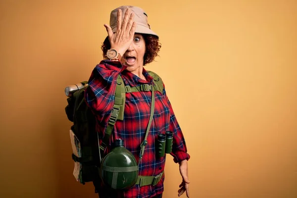 Escursionista Capelli Ricci Mezza Età Donna Escursioni Indossando Zaino Borraccia — Foto Stock