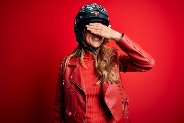 Jonge Mooie Brunette Motorrijder Vrouw Dragen Moto Helm Rode Achtergrond — Stockfoto