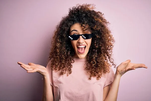 Jovem Mulher Bonita Com Cabelo Encaracolado Piercing Vestindo Engraçada Vida — Fotografia de Stock