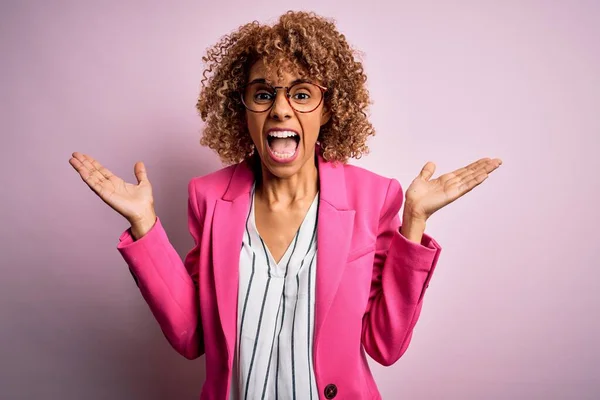 Giovane Donna Affari Afroamericana Con Gli Occhiali Piedi Sopra Sfondo — Foto Stock