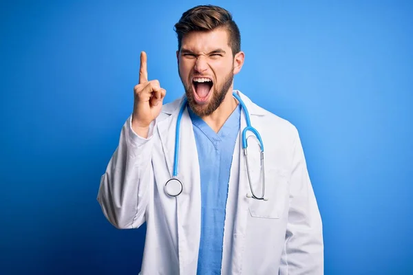 Jovem Médico Loiro Com Barba Olhos Azuis Vestindo Casaco Branco — Fotografia de Stock