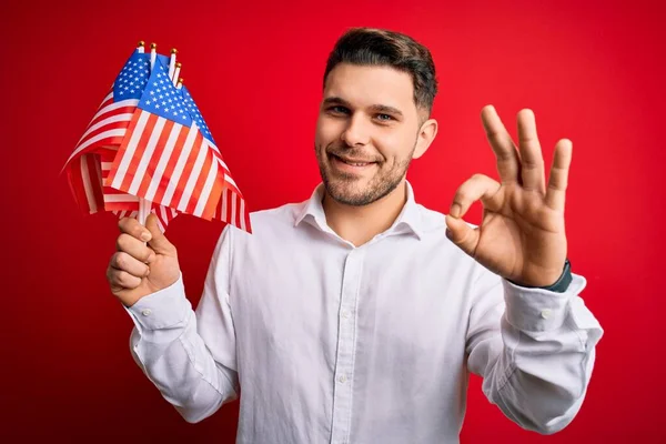 Joven Con Ojos Azules Sosteniendo Bandera Los Estados Unidos América —  Fotos de Stock