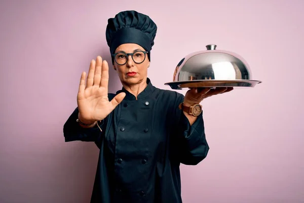 Mujer Chef Morena Mediana Edad Con Uniforme Cocina Sombrero Sosteniendo —  Fotos de Stock