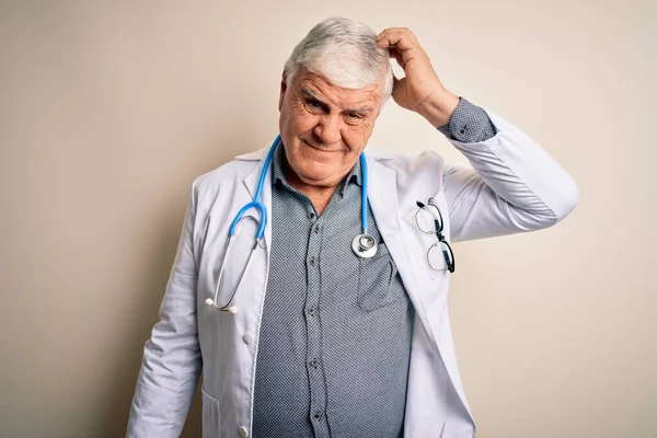 Starszy Przystojny Hoary Lekarz Noszący Płaszcz Stetoskop Białym Tle Mylić — Zdjęcie stockowe