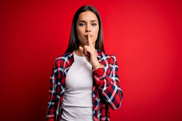 Joven Mujer Morena Hermosa Con Camisa Casual Pie Sobre Fondo — Foto de Stock