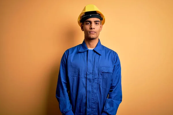 Νεαρός Όμορφος Αφροαμερικάνος Εργάτης Μπλε Στολή Και Κράνος Χαλαρός Σοβαρή — Φωτογραφία Αρχείου