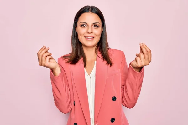 Junge Schöne Brünette Geschäftsfrau Trägt Elegante Jacke Über Isoliertem Rosa — Stockfoto
