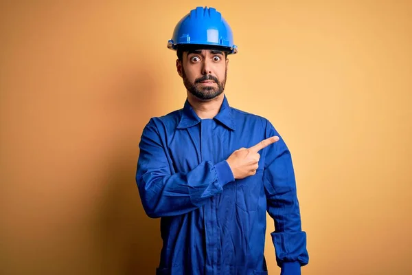 Mechanische Man Met Baard Draagt Blauwe Uniform Veiligheidshelm Gele Achtergrond — Stockfoto