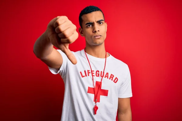 年轻英俊的非洲裔美国救生员 身穿印有红十字和哨子的T恤 看起来很不高兴 很生气 带着拒绝和负面的手势 不好的表达方式 — 图库照片