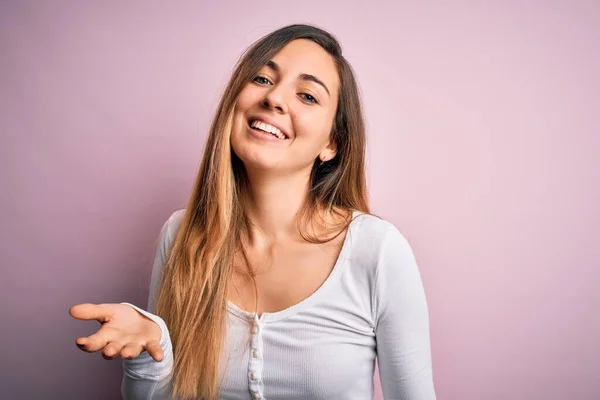 Jovem Mulher Loira Bonita Com Olhos Azuis Vestindo Shirt Branca — Fotografia de Stock