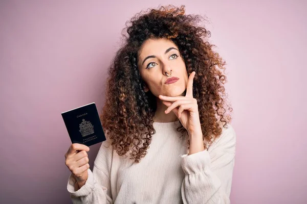 漂亮的女游客 卷曲的头发 头戴加拿大护照 神气活现 我严肃的脸在想问题 非常混乱的想法 — 图库照片