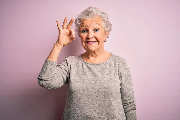 Senior Hermosa Mujer Con Camiseta Casual Pie Sobre Fondo Rosa — Foto de Stock