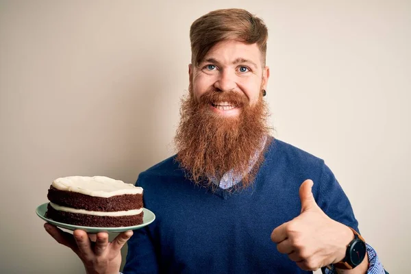 Irlandês Ruiva Homem Com Barba Segurando Bolo Aniversário Com Decorações — Fotografia de Stock