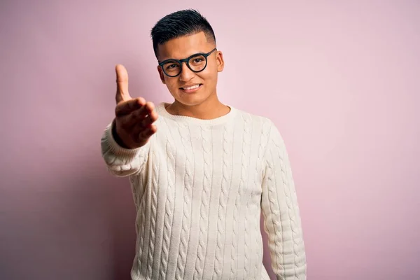 Mladý Pohledný Latinský Muž Bílém Ležérním Svetru Brýlích Růžovém Pozadí — Stock fotografie