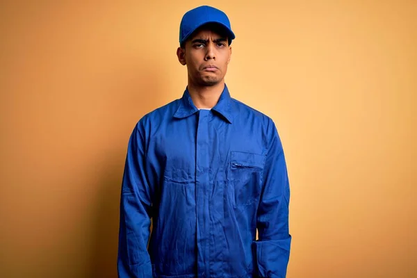 Jeune Mécanicien Afro Américain Portant Uniforme Bleu Bonnet Sur Fond — Photo