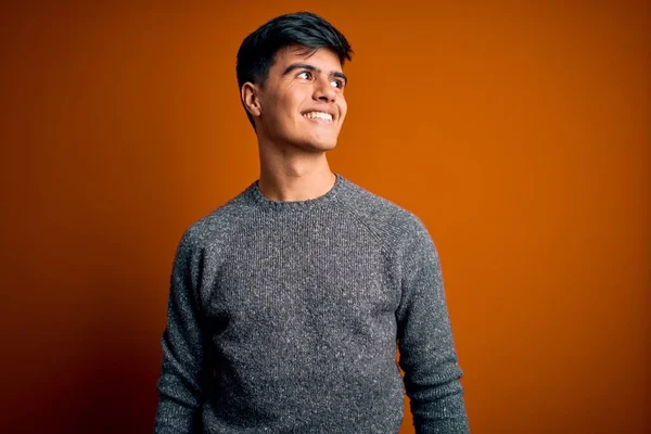 Homem Bonito Jovem Vestindo Camisola Casual Sobre Fundo Laranja Isolado — Fotografia de Stock