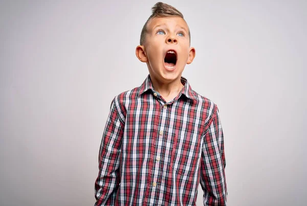 Pequeño Niño Caucásico Joven Con Los Ojos Azules Usando Camisa —  Fotos de Stock