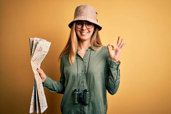 Blonde 탐험가인 모자를 쌍안경을 휴가를 보내면서 지도를 손으로 있습니다 상징이죠 — 스톡 사진
