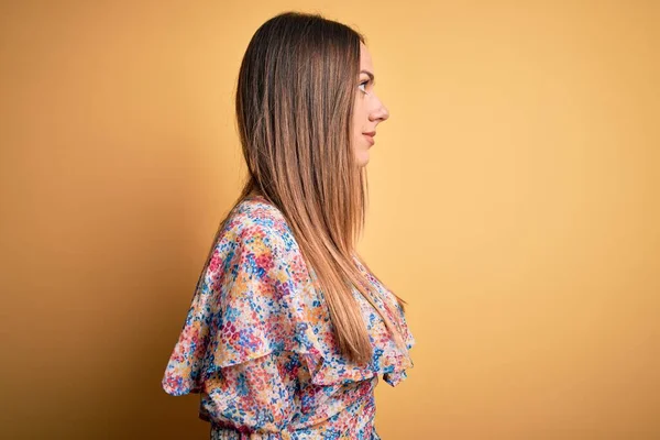 Jonge Mooie Blonde Vrouw Met Blauwe Ogen Dragen Zomerkleding Gele — Stockfoto