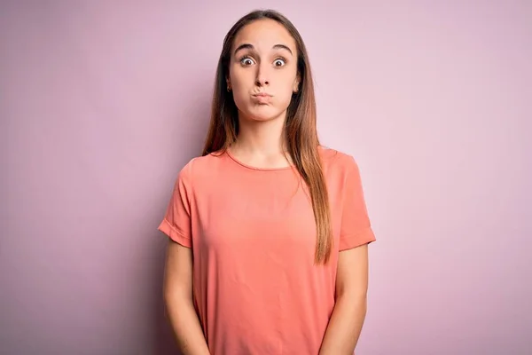 Mujer Hermosa Joven Con Camiseta Casual Pie Sobre Fondo Rosa —  Fotos de Stock