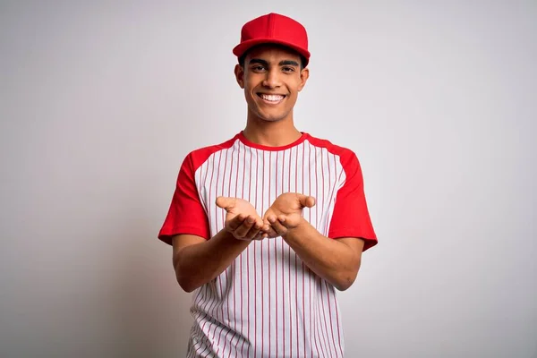 Joven Guapo Deportista Afroamericano Con Camiseta Gorra Béisbol Rayas Sonriendo —  Fotos de Stock