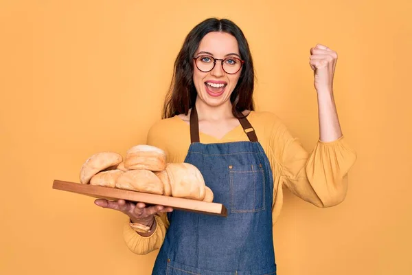 Junge Schöne Bäckerin Mit Blauen Augen Trägt Schürze Tablett Mit — Stockfoto